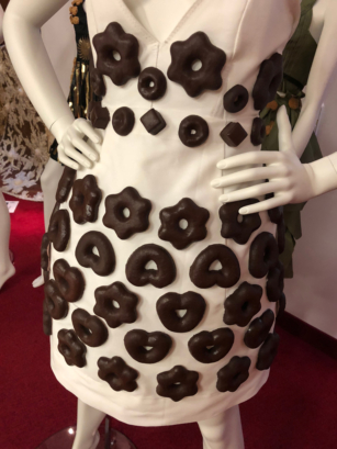Kleid mit Schokoteilen