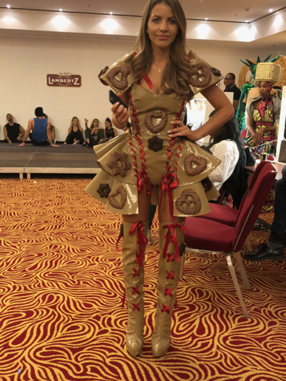 Model mit Kleid