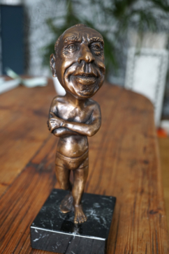 Stefan, Karikatur in Bronze