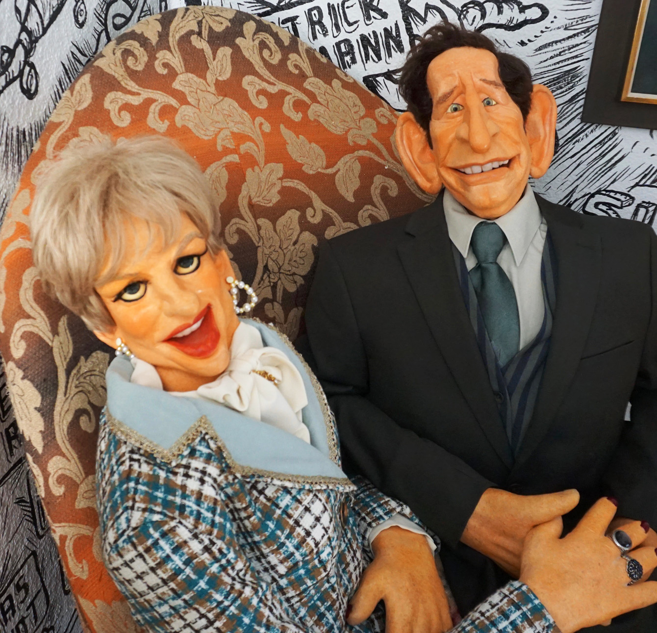 Foto: Charles und Diana ala Puppen auf dem Sofa