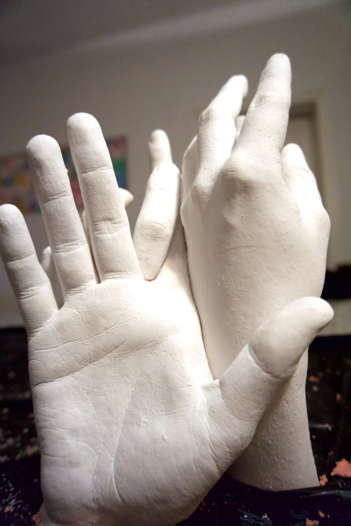 Foto: die abgeformten Hände von Isolation Berlin